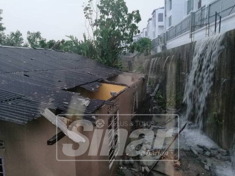 Tembok penghadang yang pecah dalam kejadian petang semalam.