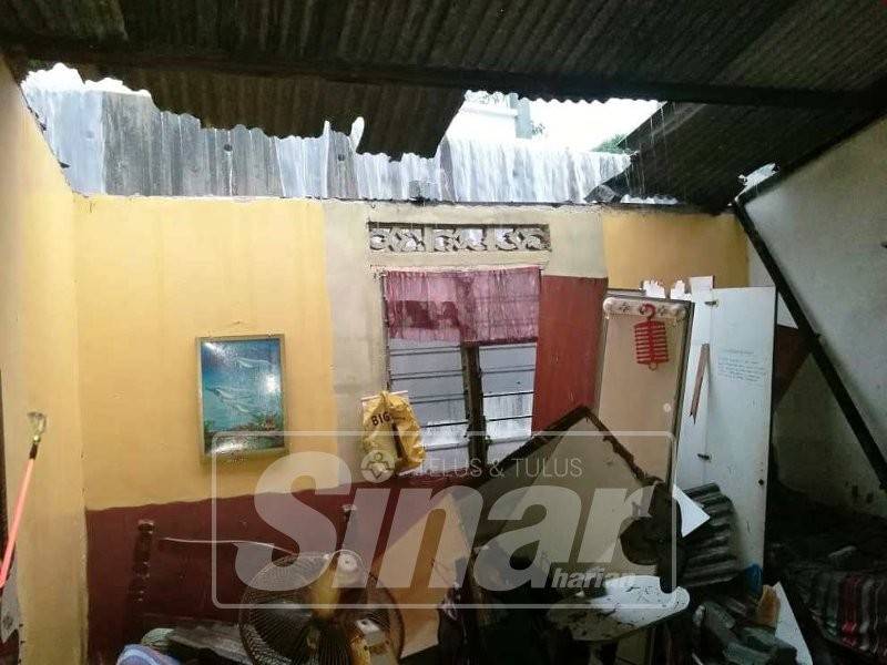 Selain bahagian dapur, rumah didiami keluarga ini turut mengalami kerosakan di bahagian bumbung.