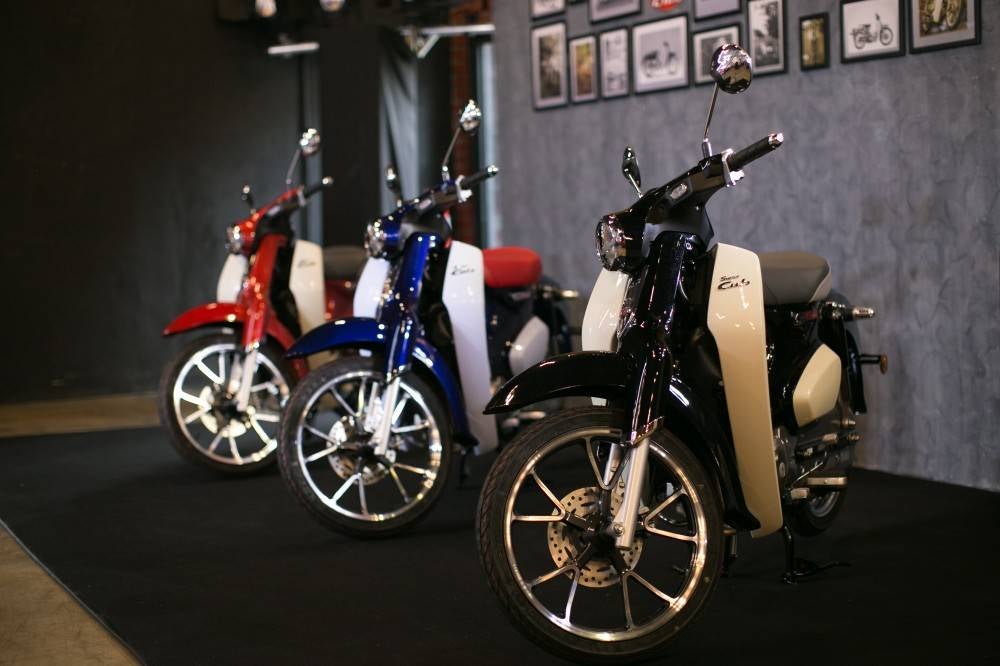 Ditawarkan dengan tiga pilihan warna iaitu Pearl Niltava Blue, Pearl Nebula Red dan Pearl Shining Black.