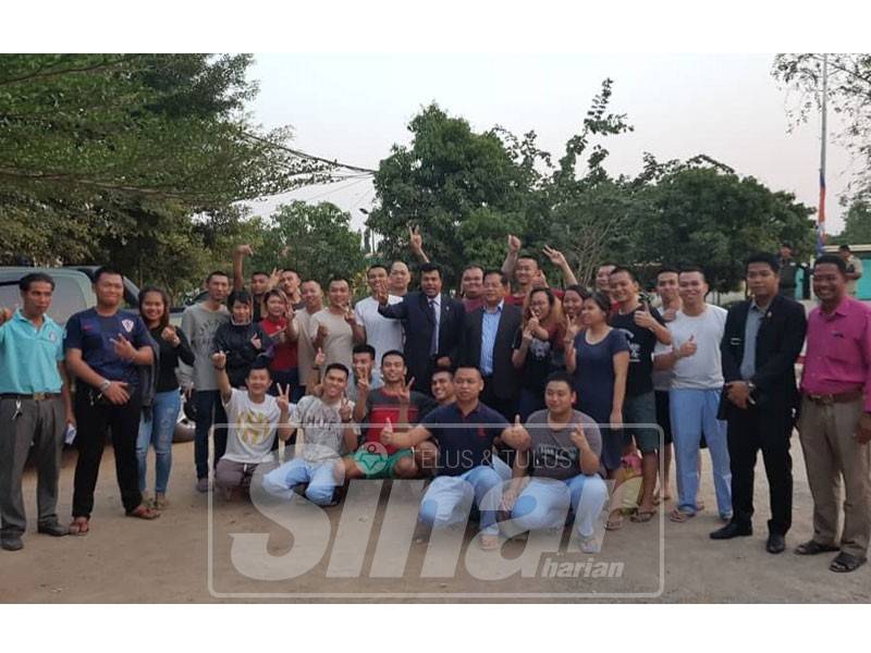 Mustapha (kiri) bersama Okhna dalam satu pertemuan bagi membincangkan pembebasan 47 tahanan Malaysia di Kemboja pada 11 Februari lalu.