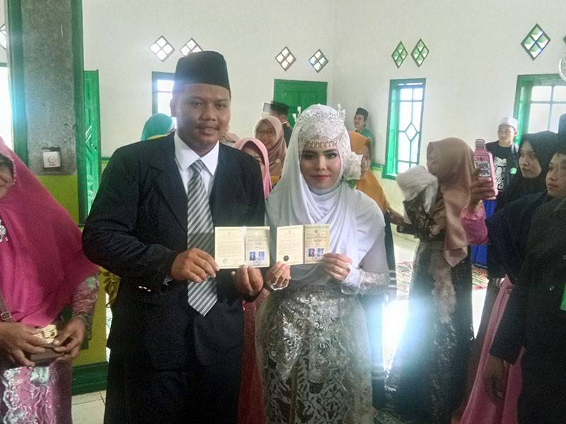 Pasangan pengantin baru tular di media sosial.