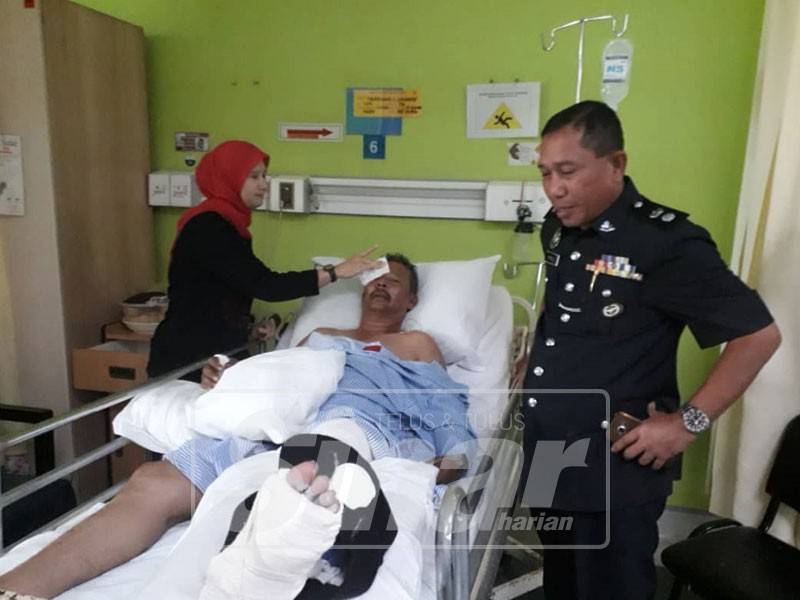 Wan Kamarul melawat Zaharuddin yang menerima rawatan di hospital