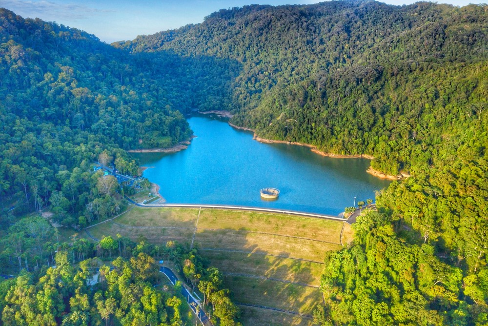 Empangan Air Itam yang mengalami penurunan kapasiti efektif dengan ketara kerana musim kemarau.