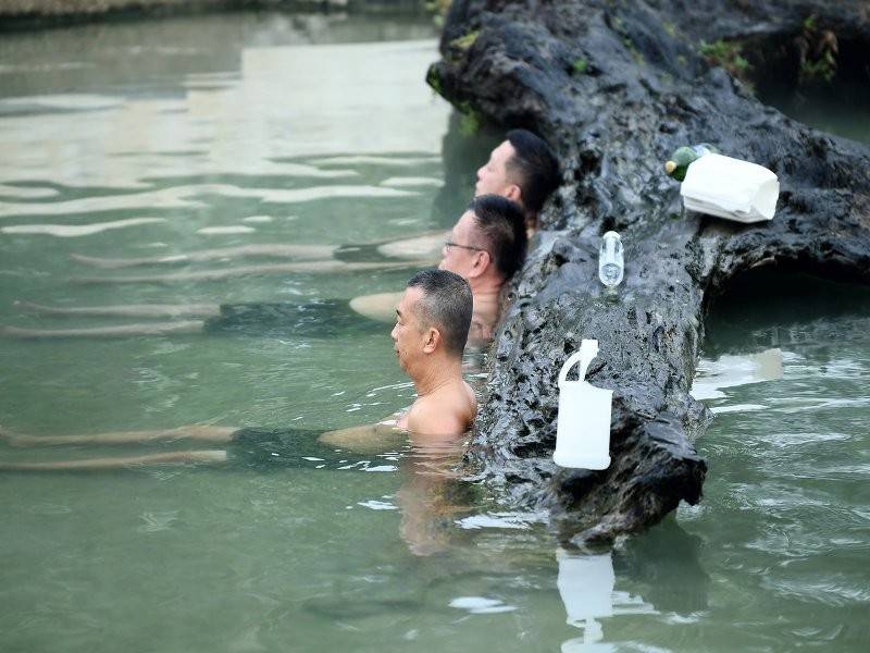 Kelihatan para pengunjung beristirehat dalam sebuah kolam air panas di Kolam Air Panas Sungai Lalang hari ini. - Foto Bernama
