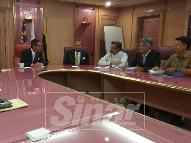 Ahmad Faizal (kiri) bersama-sama pihak Jabatan Perhutanan Perak melayan kunjungan SAM di pejabatnya, di sini, hari ini.