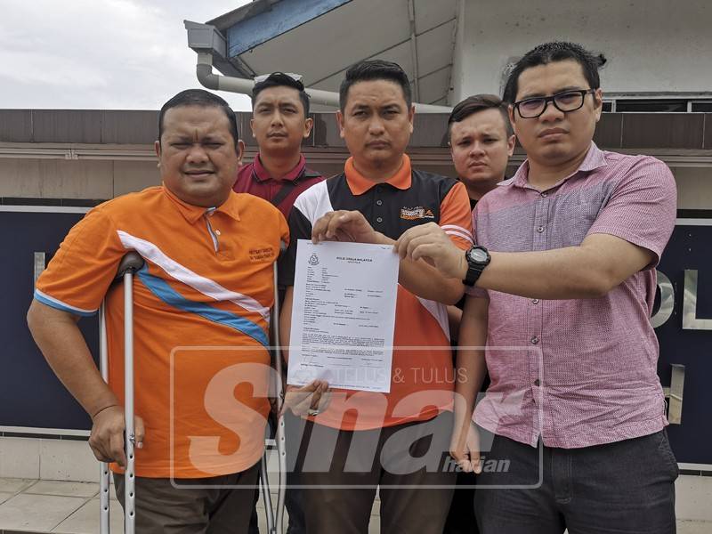 Pemuda Amanah diketuai Mohd Sany (kiri) dan Ahmad Shafiq (tengah) menunjukkan laporan polis menggesa tindakan segera diambil terhadap individu menghina Nabi Muhammad SAW, hari ini.