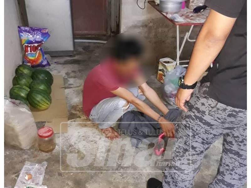 Seorang warga asing ketika disoal pegawai imigresen.