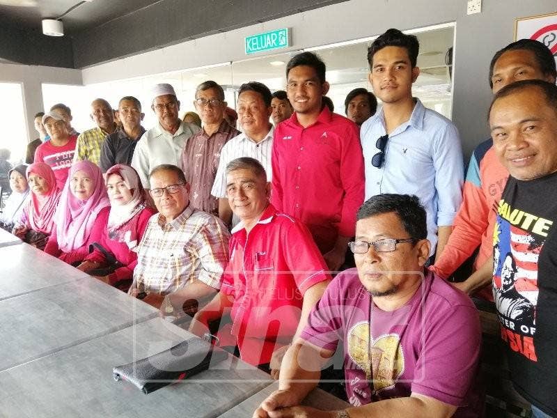 Ismail (duduk, tiga kanan) dan Noordin (duduk, dua, kanan) bersama aanggota MPKK dan ahli Bersatu Bahagian Bagan Serai.