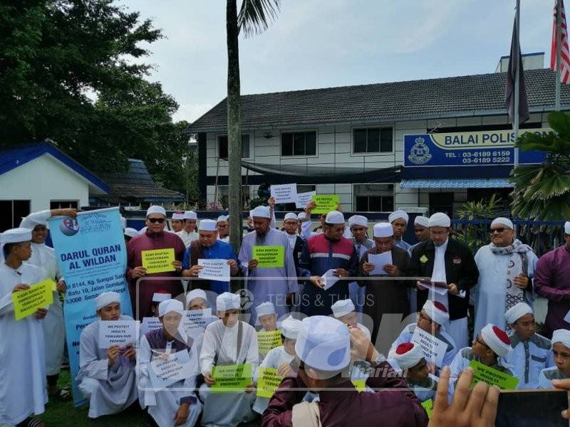 Sebahagian pelajar maahad tahfiz di daerah Gombak berkumpul di hadapan balai polis bagi membantah tindakan penghinaan terhadap Islam.