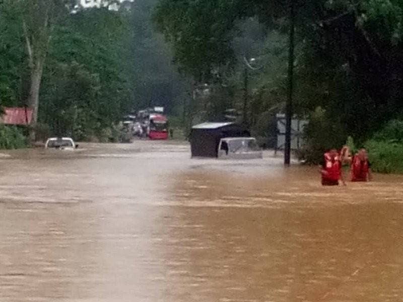 Laluan tersebut ditenggelami kira-kira satu meter dalam kejaidan banjir kilat pagi tadi.