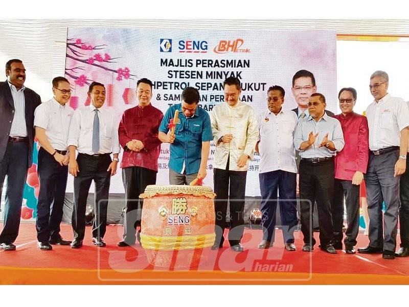 Saifuddin (tengah) memukul gong sebagai gimik perasmian.