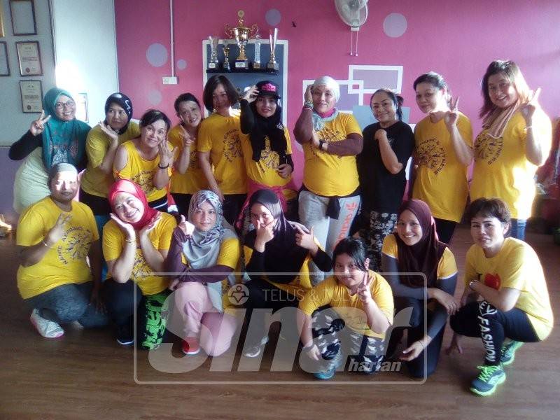 Rusnani ( baris belakang, empat kanan) bersama ahli Nani’e Aerobic & Fitness Studio.