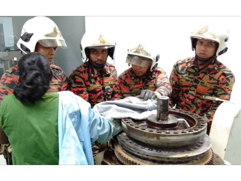 Anggota BBP Bestari Jaya membantu mengeluarkan jari mangsa yang tersepit.