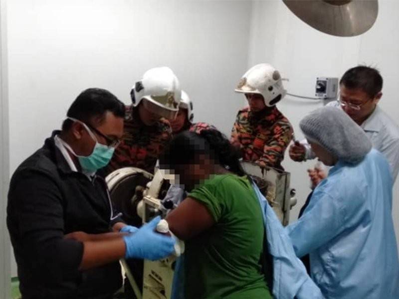 Rawatan awal diberikan sebelum mangsa dibawa ke hospital.