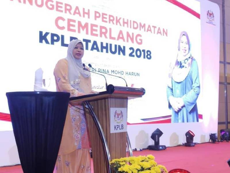 Rina berucap pada majlis Majlis Anugerah Perkhidmatan Cemerlang KPLB 2018. 