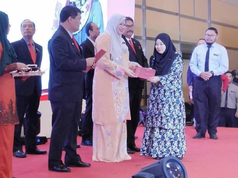 Pekerja cemerlang menerima anugerah yang disampaikan Rina.