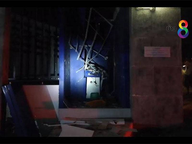 Cubaan dua lelaki melarikan sejumlah wang dengan cara meletupkan mesin ATM di sebuah bank daerah Khlung pagi tadi, gagal apabila peti simpanan wang itu tidak terbuka. 