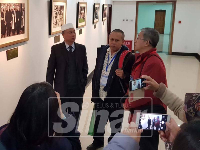 Abdul Amin (kiri) menerangkan sejarah awal penubuhan Persatuan Islamik China kepada delegasi media. 