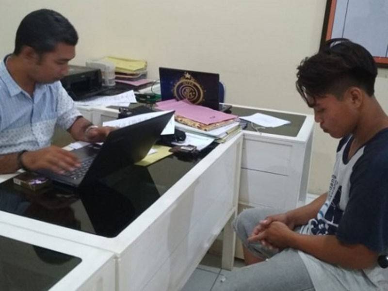 Suspek dikenali sebagai Halim (kanan) ditahan polis kerana memperkosa jirannya yang merupakan seorang gadis lembam.