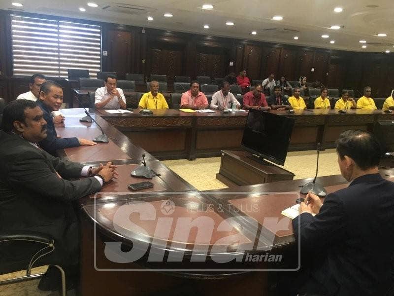 Aminuddin semasa mengadakan perjumpan dengan wakil penduduk Ladang Gatco di Wisma Negeri hari ini.