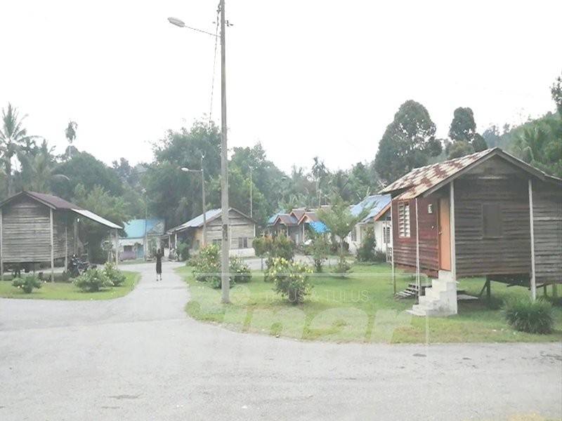 Kampung ini mempunyai 43 rumah yang menerima pelbagai bantuan dari agensi berkaitan.

