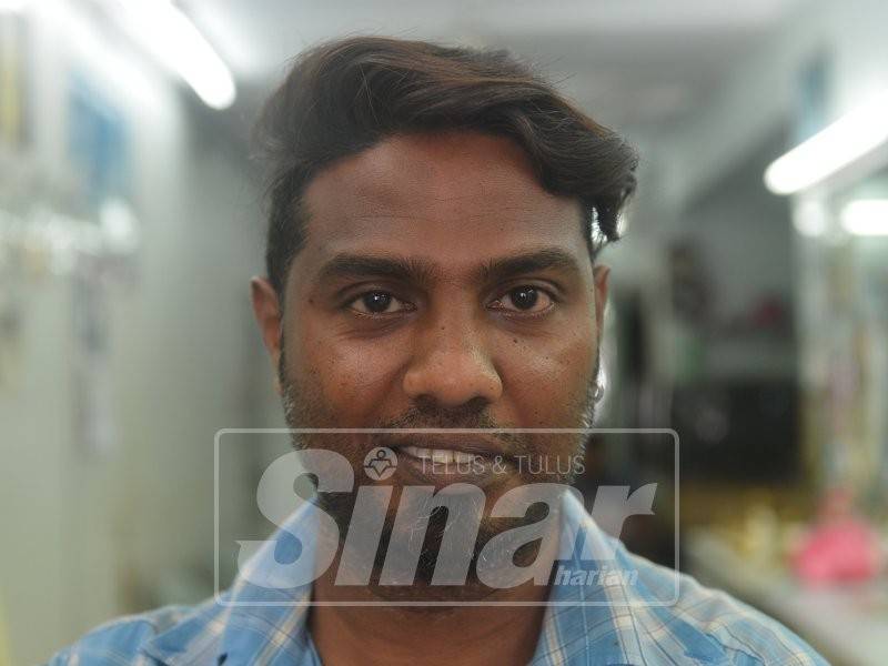 Pekerja Kedai Gunting Rambut, T Rajendran di Kedai Gunting Rambut Pekan Semenyih. Foto Sinar Harian: SHARIFUDIN ABDUL RAHIM