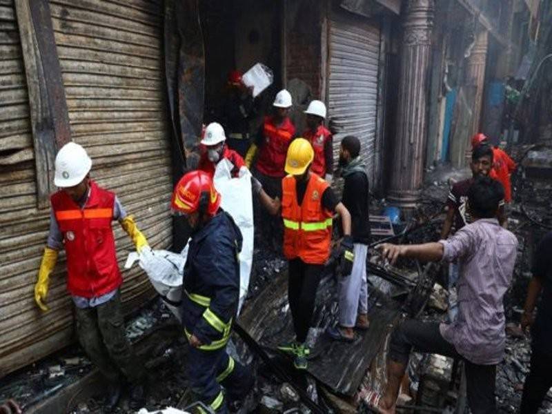 Anggota penyelamay membawa keluar mangsa dari lokasi kejadian. - Foto Reuters