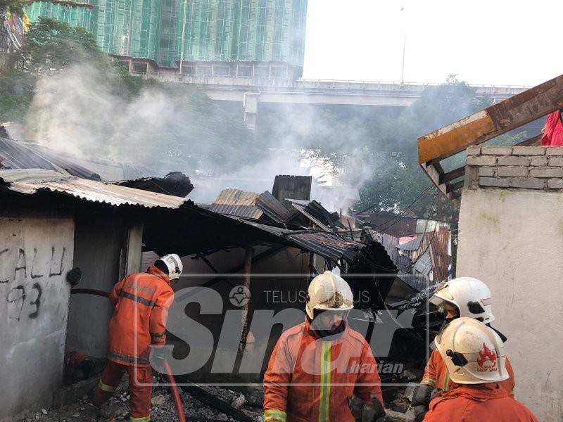 Anggota bomba mengawal kebakaran.