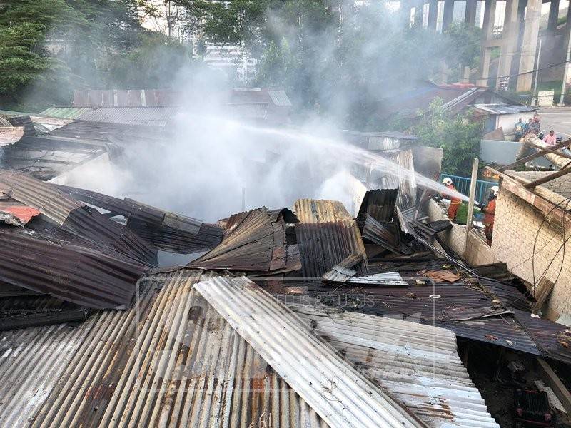 Setinggan sebelah sekolah terbakar, insiden tidak melibatkan mangsa.