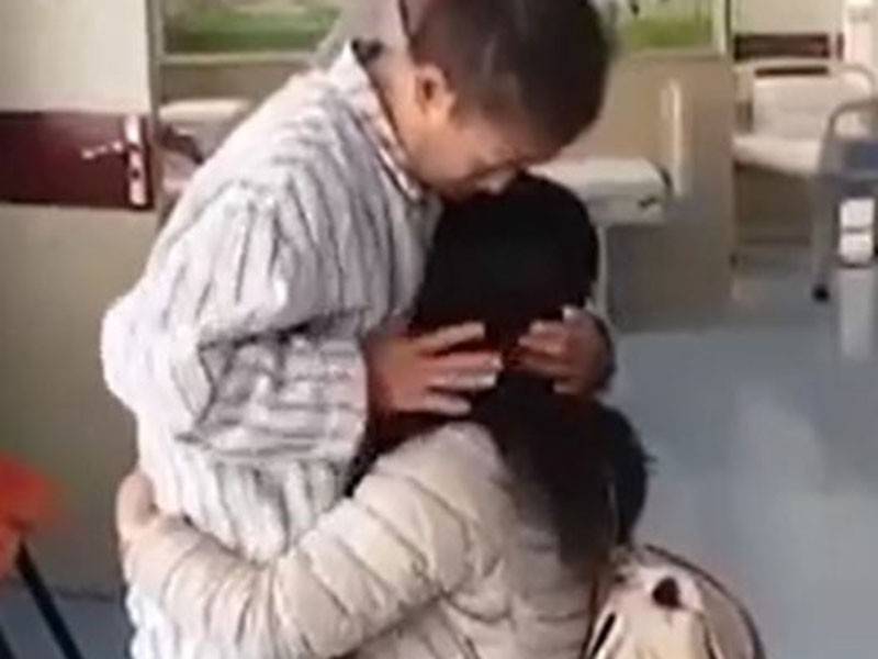 Kaeomanee menangis ketika bertemu Suchada. - Daily Mail