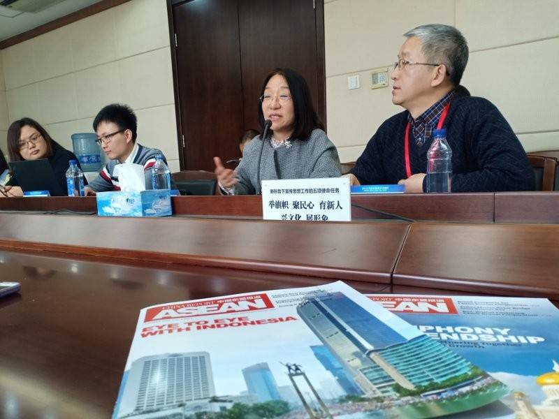 Jun (dua, kanan) memberikan penerangan mengenai penerbitan edisi khas China Report Asean dalam bahasa Melayu kepada delegasi media.