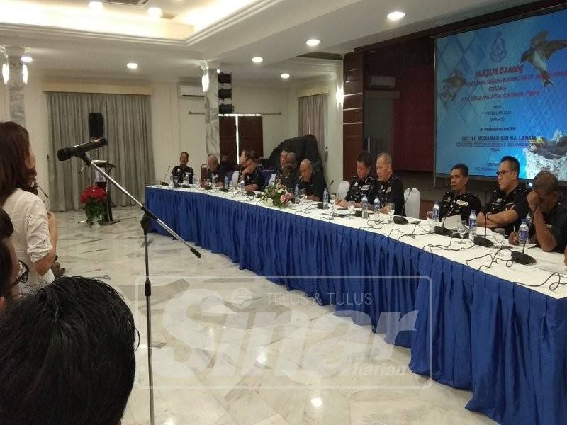 Majlis dialog tersebut turut membabitkan beberapa pegawai kanan Polis Perak.