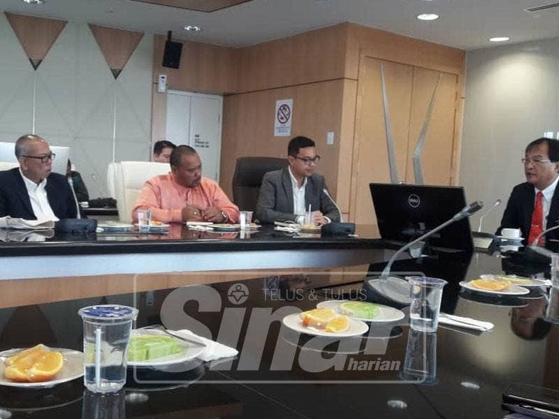 Chean Chung (dua kanan) ketika perbincangan bersama Menteri