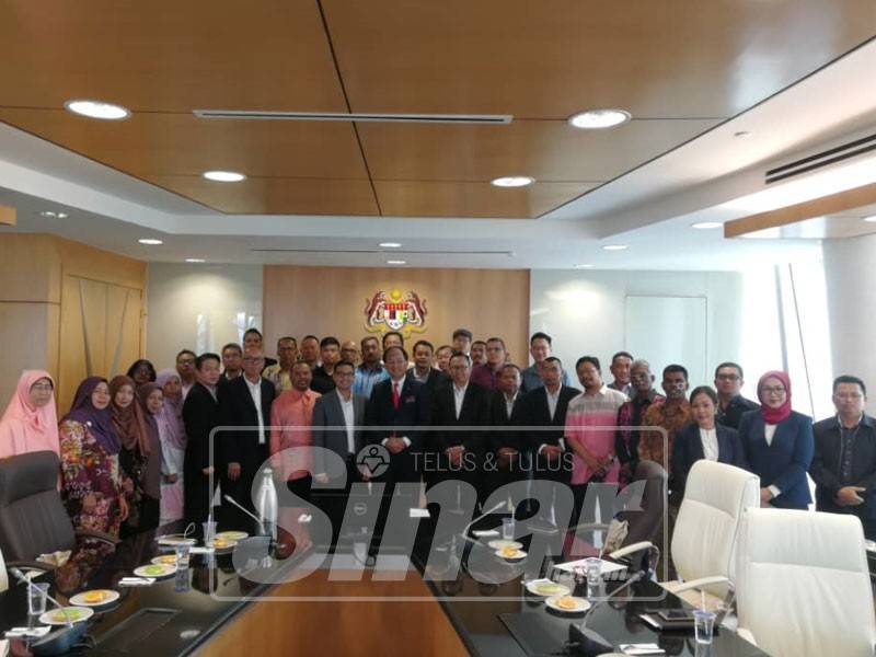 Rakam bergambar kenangan beramai-ramai.