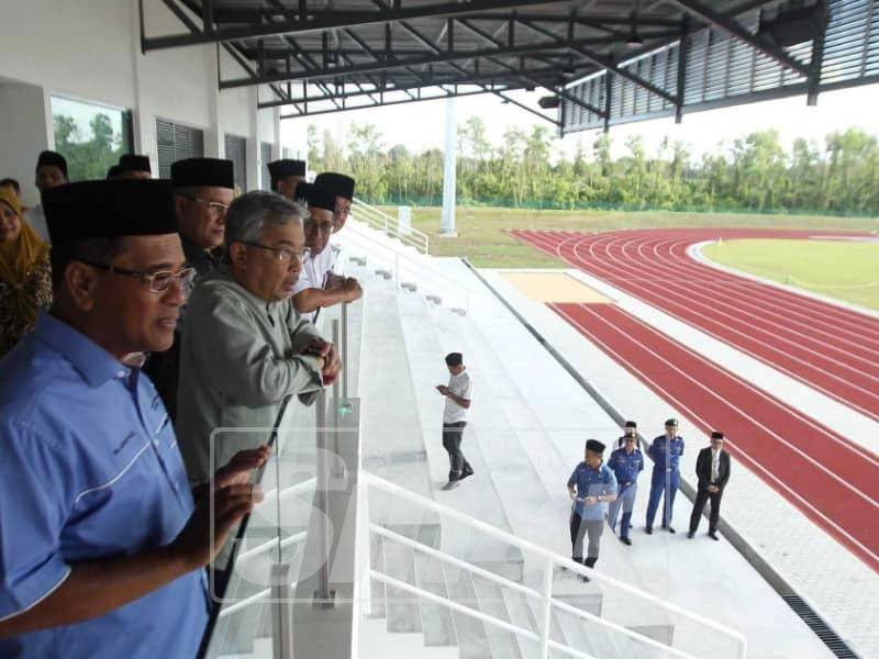 Al Sultan Abdullah (dua, kiri) meninjau Projek Pekan Sentral menerusi Wilayah Ekonomi Pantai Timur (ECER), hari ini.