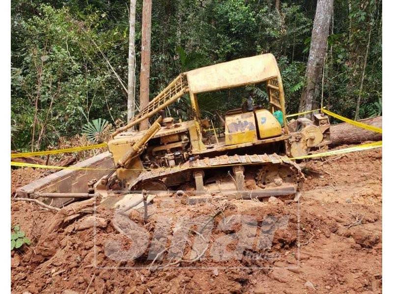 Jentolak yang digunakan untuk memindahkan balak tanpa lesen disita di Hutan Simpan Berkelah.