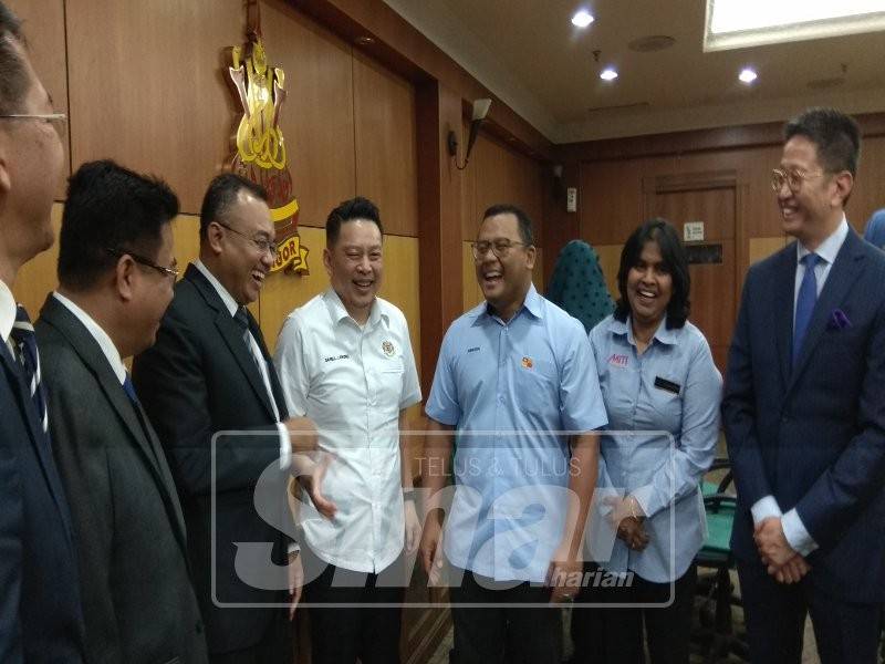 Darell (empat, kiri) dan Amirudin (tiga, kanan) ketika sesi lawatan MITI ke Selangor, semalam.