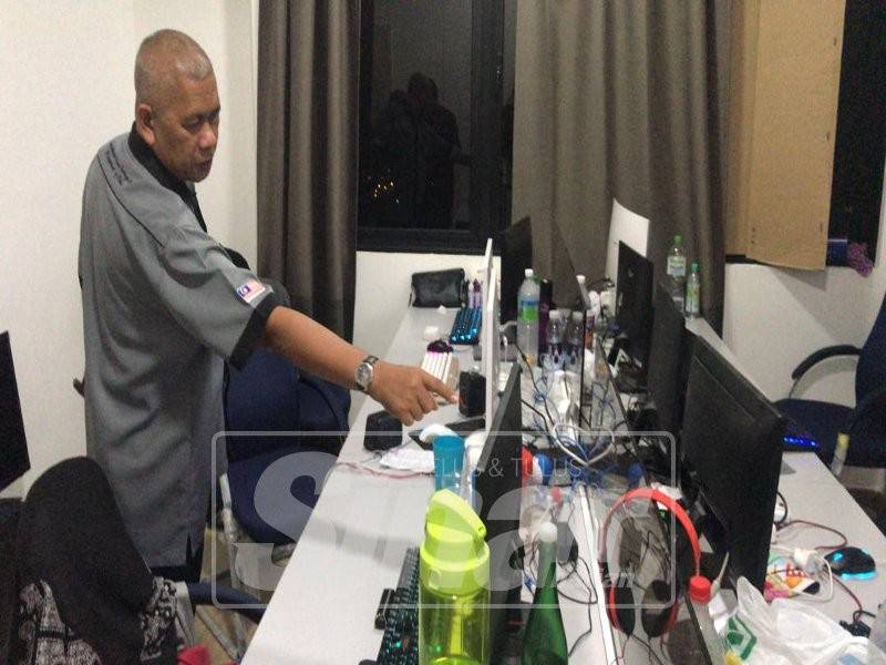 Mohd Zani menunjukkan komputer yang digunakan untuk mengendalikan pertaruhan perjudian online.