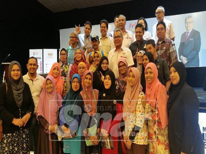 Mohd Redzuan (tengah) bersama usahawan OKU Negeri Sembilan.