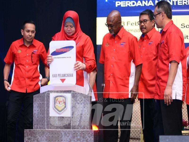 Rina (dua, kiri) merasmikan majlis Pehimpunan Perdana Sambutan Hari Kemas. FOTO: MOHD FAKHRI MARHAT