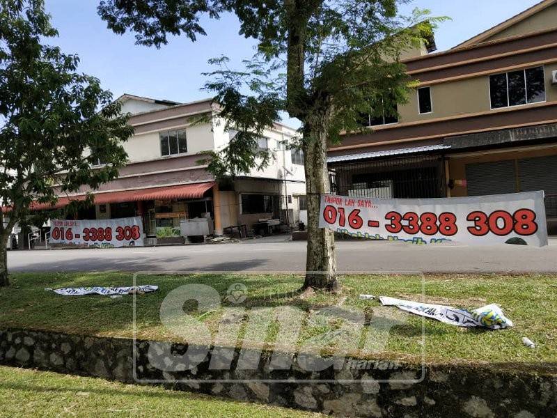 Hanya tinggal nombor telefon dim poster manakala bahagian memaparkan wajah calon Bebas dan kata-katanya dicampak ke tanah.