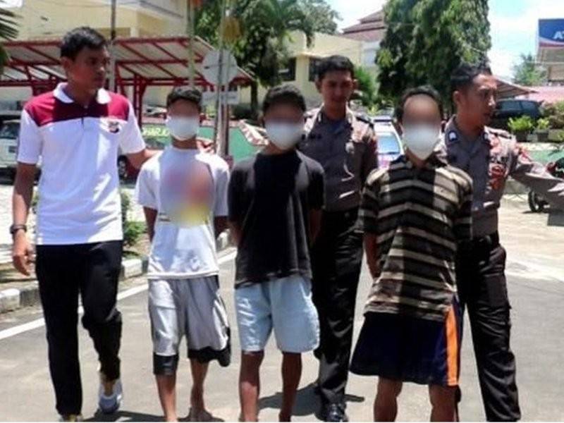 Ketiga-tiga suspek telah diberkas pihak berkuasa.