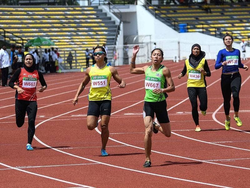 Zaidatul Husniah (tengah) ketika beraksi dalam acara 100 meter wanita pada Kejohanan Olahraga Perak Allcomers di Stadium Perak, hari ini. - Foto Bernama