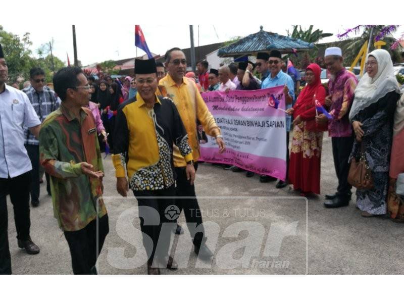 Osman (tengah) disambut meriah di SMK Dato Penggawa Barat.