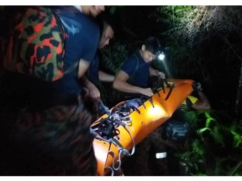 Pasukan bomba dan penyelamat membawa mayat mangsa turun dari puncak gunung.