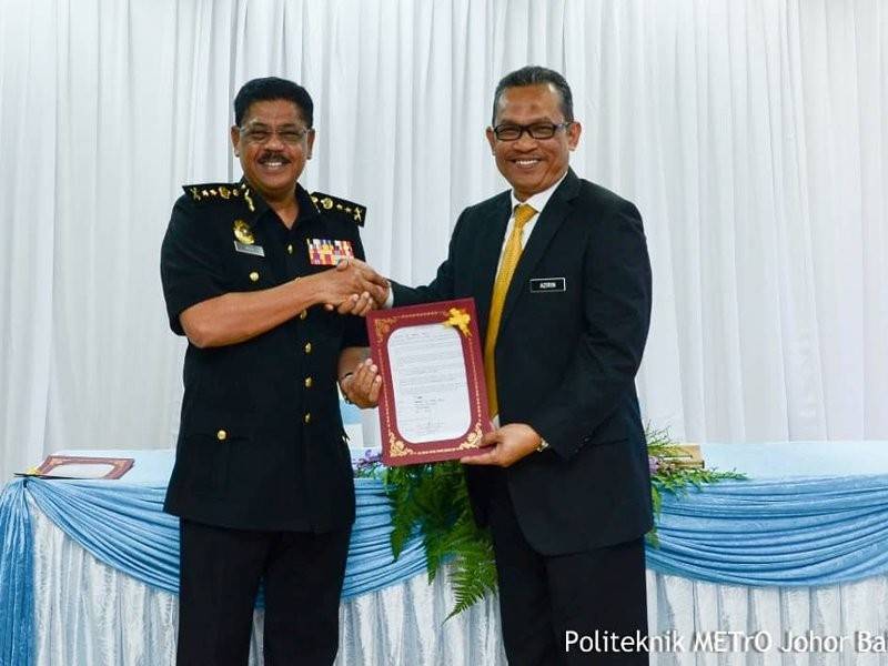 Azirin (kanan) menyerahkan borang IBR kepada Azmi (kiri).