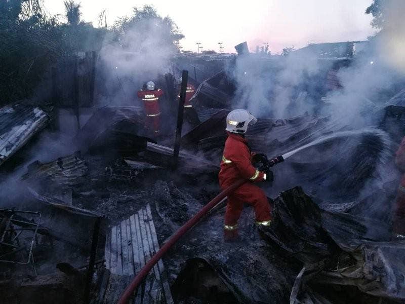 Bomba berjaya mengawal kebakaran pada jam 7.03 pagi.