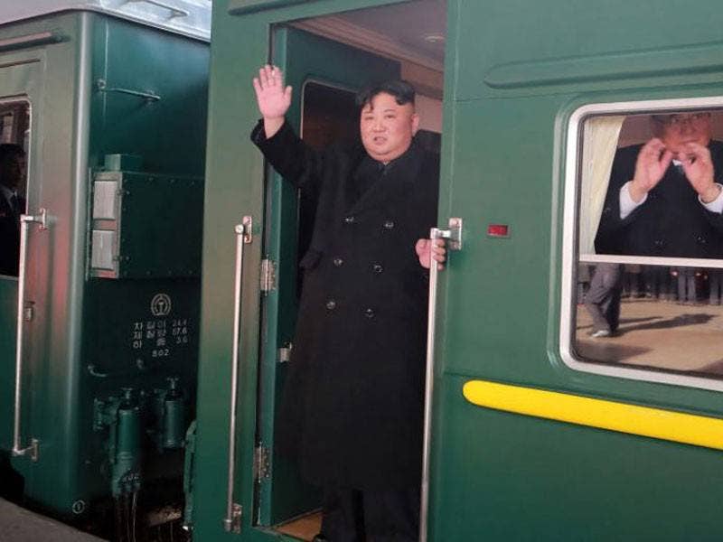  Jong-un melambaikan tangannya ketika kereta api dinaikinya berlepas dari Pyongyang. 