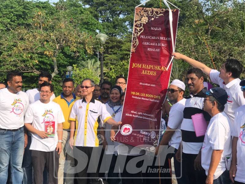 Boon Chye (tengah) menyempurnakan Majlis Pelancaran Belon Gergasi dan Buku Risalah Jom Hapuskan Aedes di Klinik Kesihatan Greentown, hari ini.