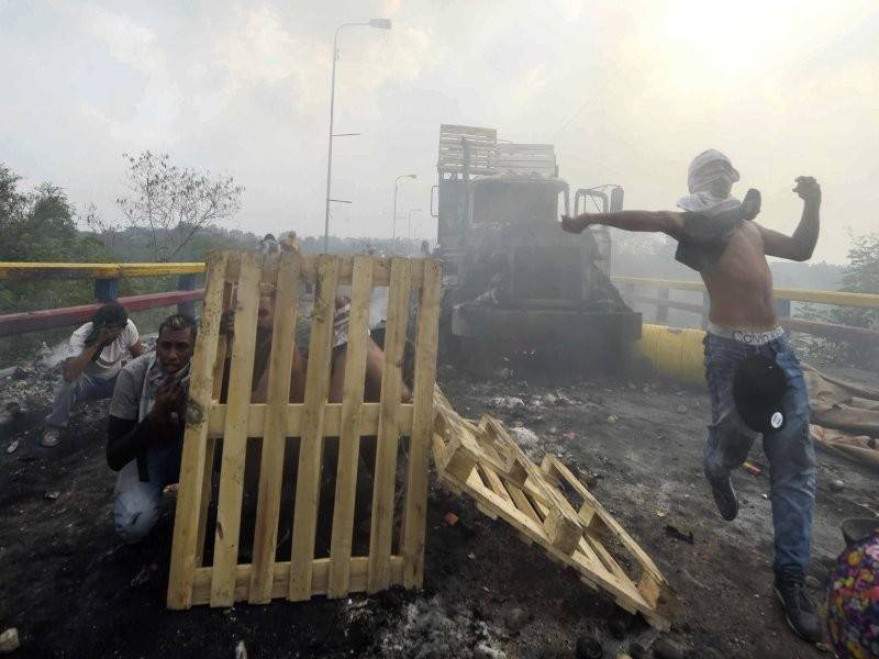 Pertempuran ganas tercetus selepas pasukan keselamatan menghalang kemasukan bantuan kemanusiaan ke Venezuela. - Foto: AFP